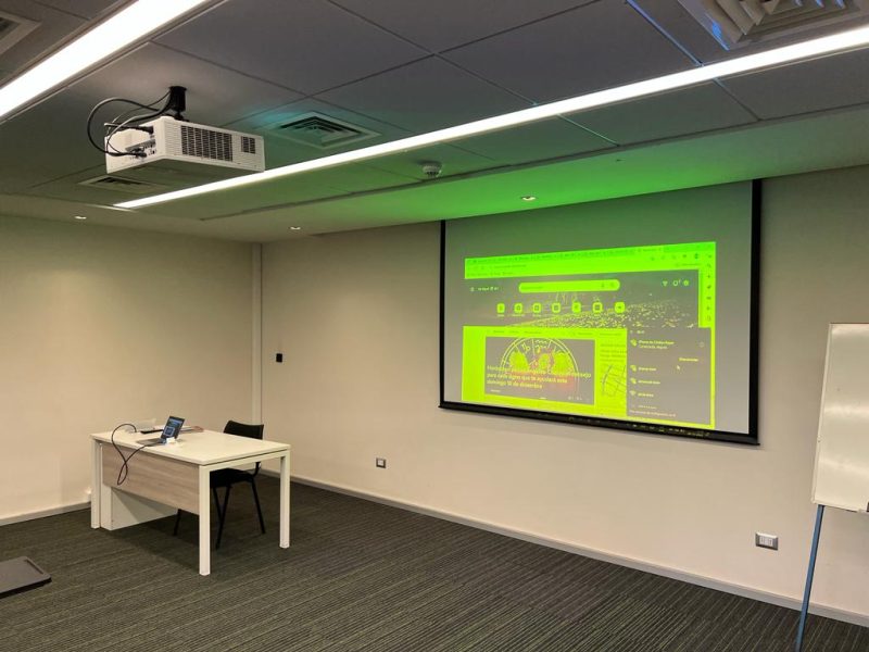 Proyector Laser y Telon Electrico y Sistema de Control