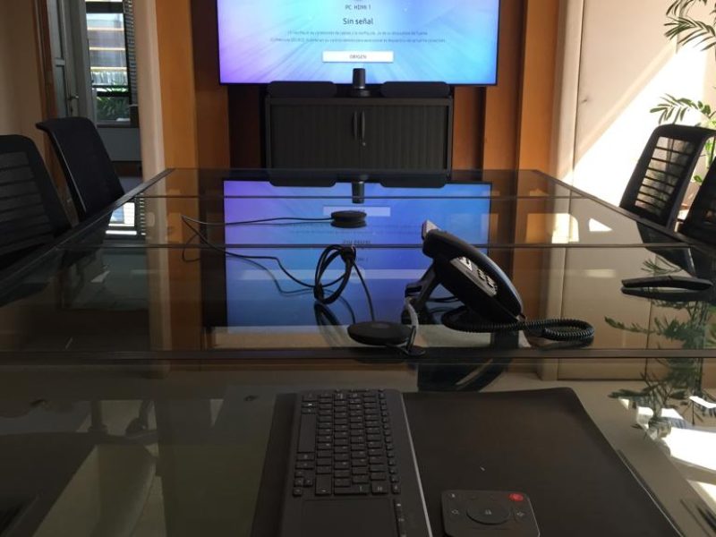 Sistema de Videoconferencia y Televisor 65 Full HD